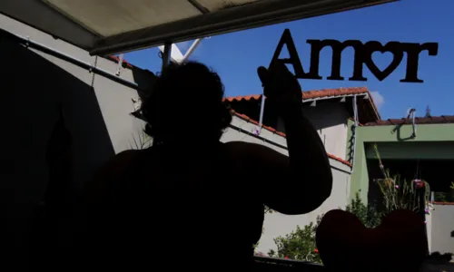 
          Imagem ilustrativa da imagem Aposentada de 71 anos perde R$ 950 mil no golpe do amor
          