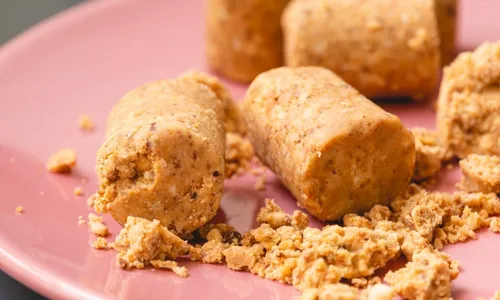 
          Imagem ilustrativa da imagem Paçoquinhas: receita simples e um equilíbrio difícil de atingir
          