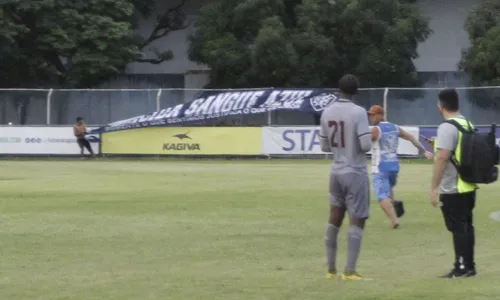 
          Imagem ilustrativa da imagem Árbitro de Vitória x Desportiva aponta que confusão começou com a torcida grená
          