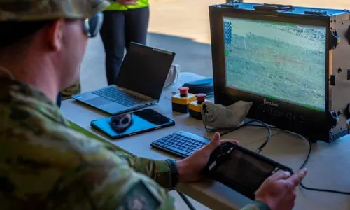 
          Imagem ilustrativa da imagem Arma a laser promete ser o terror dos drones
          