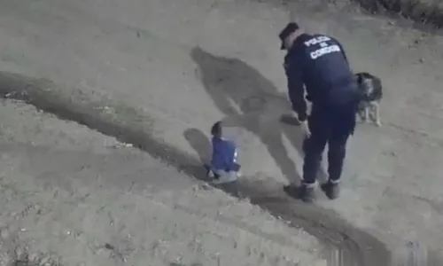 
          Imagem ilustrativa da imagem Bebê é encontrado pela polícia rastejando sozinho na rua na Argentina
          
