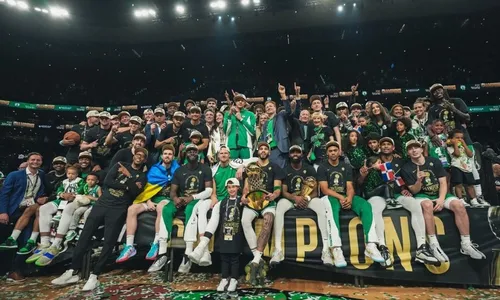 
          Imagem ilustrativa da imagem Boston Celtics derrota Dallas Mavericks e conquista o 18º título da NBA
          