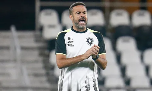 
          Imagem ilustrativa da imagem Botafogo defende a liderança em confronto direto contra o Athletico-PR
          