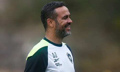 
          Imagem ilustrativa da imagem Botafogo enfrenta o Fortaleza no Castelão de olho na liderança do Brasileirão
          