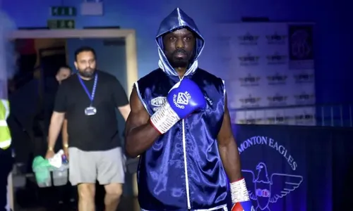 
          Imagem ilustrativa da imagem Boxeador britânico de 29 anos morre no ringue durante primeira luta oficial
          