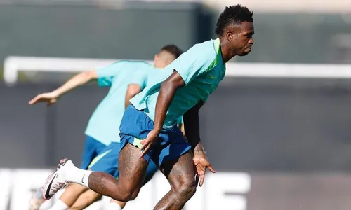 
          Imagem ilustrativa da imagem Dorival confirma a volta de Vini Jr no ataque da Seleção para enfrentar a Venezuela
          