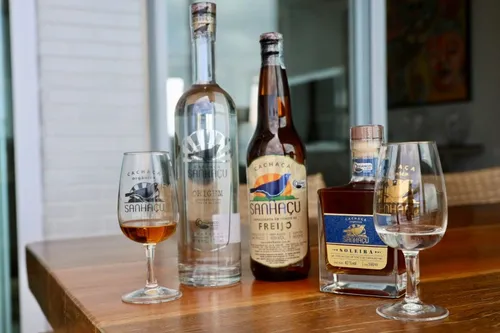 
          Imagem ilustrativa da imagem Cachaça pernambucana Sanhaçu recebe título de melhor do Brasil
          