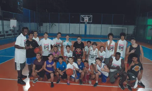 
          Imagem ilustrativa da imagem Campeão de basquete ajuda a transformar a vida da garotada
          