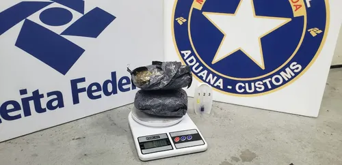 
          Imagem ilustrativa da imagem Cão farejador apreende drogas em Inspeção Regular nos Correios. Veja o vídeo:
          