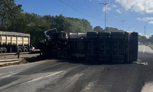 
          Imagem ilustrativa da imagem Carreta tomba na Rodovia do Contorno e deixa parte da via interditada
          