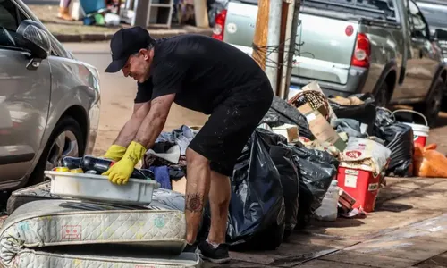 
          Imagem ilustrativa da imagem Centro de Porto Alegre é tomado por montanhas de lixo e entulho após água baixar
          