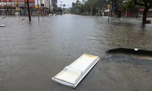 
          Imagem ilustrativa da imagem Chuva volta e alaga novas áreas em Porto Alegre, que suspende aulas
          