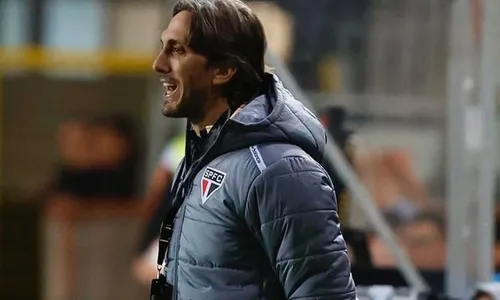 
          Imagem ilustrativa da imagem Classificação na Libertadores não deixa Zubeldía eufórico: 'É preciso pés no chão'
          