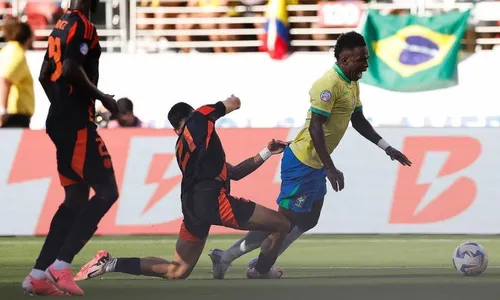 
          Imagem ilustrativa da imagem Conmebol reconhece erro em lance em que árbitro não marcou pênalti em Vini Jr.
          