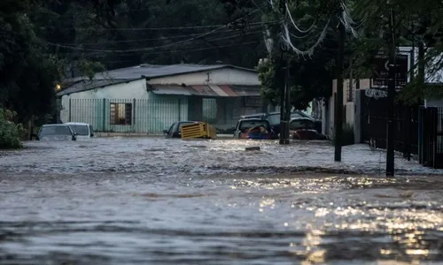 
          Imagem ilustrativa da imagem Córrego transborda e volta a invadir casas em Porto Alegre
          