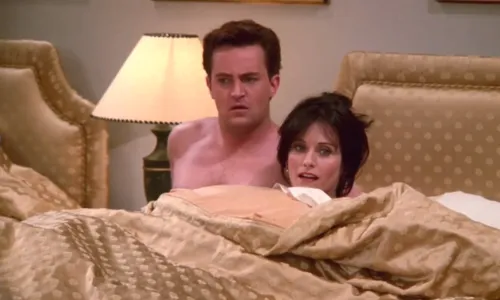 
          Imagem ilustrativa da imagem Courteney Cox diz que Matthew Perry ainda a visita: "Converso com ele"
          