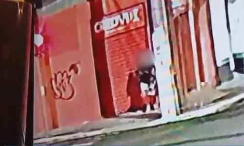 
          Imagem ilustrativa da imagem Criminoso invade financeira, furta celular e até doces de festa junina em Vitória
          