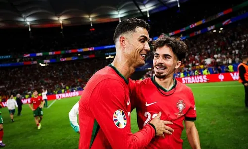 
          Imagem ilustrativa da imagem Cristiano Ronaldo explica choro após perder pênalti: 'Minha última Euro'
          