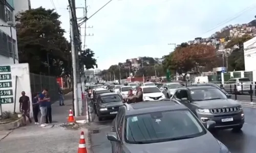 
          Imagem ilustrativa da imagem Dia Livre de Impostos: fila gigante para tentar comprar gasolina a R$ 3,84 no ES
          