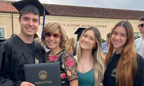 
          Imagem ilustrativa da imagem Em meio a disputas judiciais, filhos de Gugu tiram foto com Rose Miriam
          