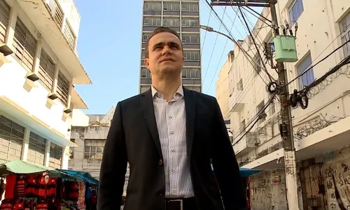 
          Imagem ilustrativa da imagem Empresário revela emoção na volta ao local onde vendia salgado
          