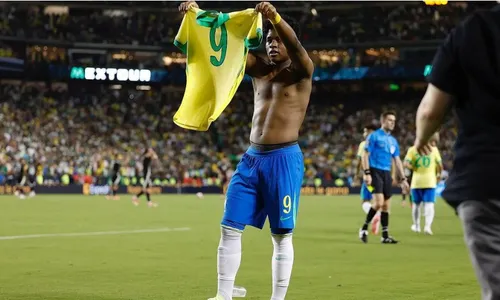 
          Imagem ilustrativa da imagem Endrick divide glória com grupo após fazer gol salvador: 'Deus me colocou ali'
          