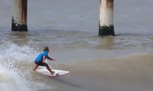 
          Imagem ilustrativa da imagem Eric Grattz se concentra para circuito de surf em SP
          