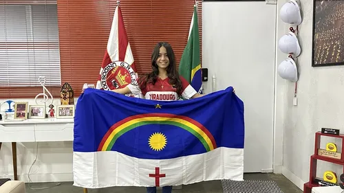
          Imagem ilustrativa da imagem Estudante de Olinda vence concurso que elegeu identidade visual 2025 da Viradouro
          
