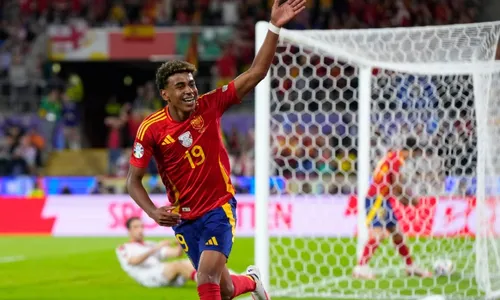 
          Imagem ilustrativa da imagem Barcelona informa que Yamal sofreu distensão e só volta 'totalmente recuperado'
          