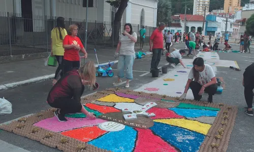 
          Imagem ilustrativa da imagem FOTOS E VÍDEOS | As belezas dos tapetes de Corpus Christi pelo ES
          