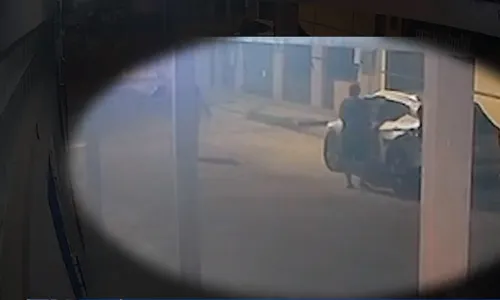 
          Imagem ilustrativa da imagem Família é rendida por homem armado e tem carro roubado em Vila Velha
          