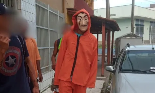 
          Imagem ilustrativa da imagem Foragido que usava fantasia de 'La Casa de Papel' para se esconder é preso no ES
          