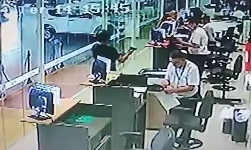 
          Imagem ilustrativa da imagem Funcionário de concessionária é morto a tiros dentro de loja em BH
          