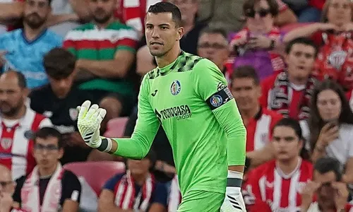 
          Imagem ilustrativa da imagem Goleiro sofre lesão cerebral após choque em partida do Espanhol
          