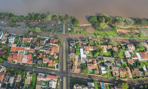 
          Imagem ilustrativa da imagem Guaíba supera os 5 metros e prefeito faz apelo: 'Ninguém volte para casa'
          