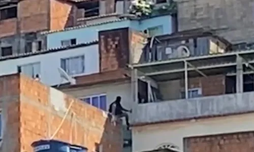 
          Imagem ilustrativa da imagem Homem é baleado e adolescente é detido durante operação no Romão, em Vitória
          