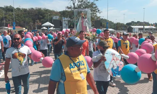 
          Imagem ilustrativa da imagem Homens de fé mantêm a tradição de rezar o terço
          