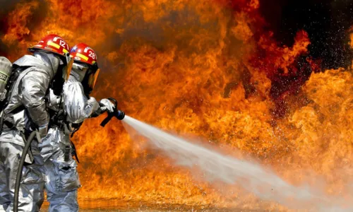 
          Imagem ilustrativa da imagem Incêndio de grandes proporções atinge empresa de reciclagem na Grande SP
          