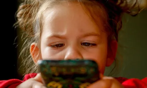 
          Imagem ilustrativa da imagem Influenciadores mirins divulgam bets, e vício em apostas ameaça as crianças
          