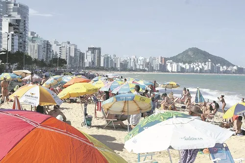 
          Imagem ilustrativa da imagem Juiz diz ser inconstitucional taxa de ocupação de terrenos, alvo da PEC das Praias
          