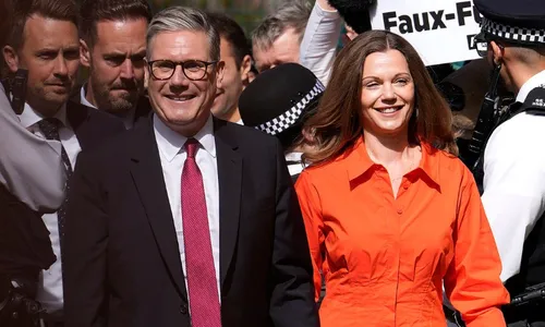 
          Imagem ilustrativa da imagem Keir Starmer é eleito premiê britânico, diz boca de urna
          