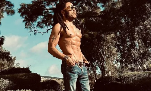 
          Imagem ilustrativa da imagem Lenny Kravitz lança novo álbum, aos 60 anos, e comenta segredo para aparência jovem
          