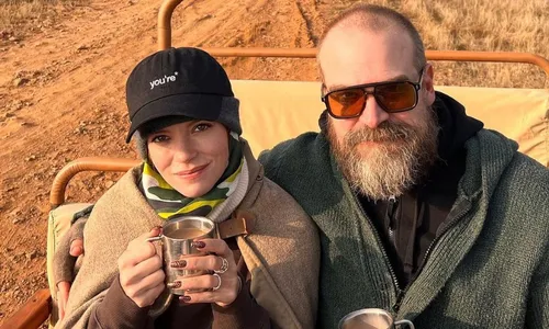 
          Imagem ilustrativa da imagem Lily Allen diz que David Harbour controla quais aplicativos ela tem no celular
          