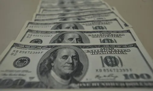 
          Imagem ilustrativa da imagem Dólar abre em alta de mais de 8% após vitória de Lula, e juros futuros disparam
          