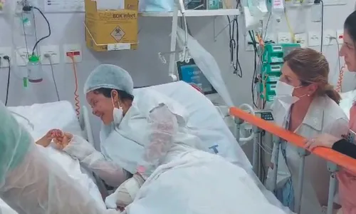 
          Imagem ilustrativa da imagem Mãe e filho se reencontram após explosão de lancha
          