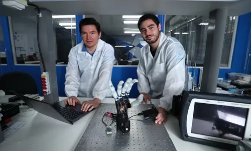 
          Imagem ilustrativa da imagem Mão robótica vai ser testada em vítimas de acidentes
          