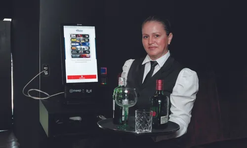 
          Imagem ilustrativa da imagem Máquinas versus humanos: tecnologia não resolve e pessoas são contratadas
          