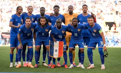 
          Imagem ilustrativa da imagem Mbappé marca, mas França empata com Polônia e fica no 'lado da morte'
          