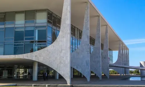 
          Imagem ilustrativa da imagem Governo e STF avaliam que julgamento de Bolsonaro pode levar a mais sanções dos EUA
          