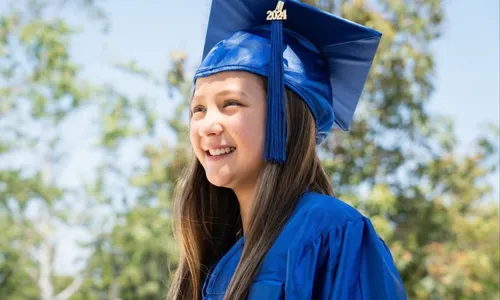 
          Imagem ilustrativa da imagem Menina termina graduação aos 11 anos e bate recorde do irmão nos EUA
          